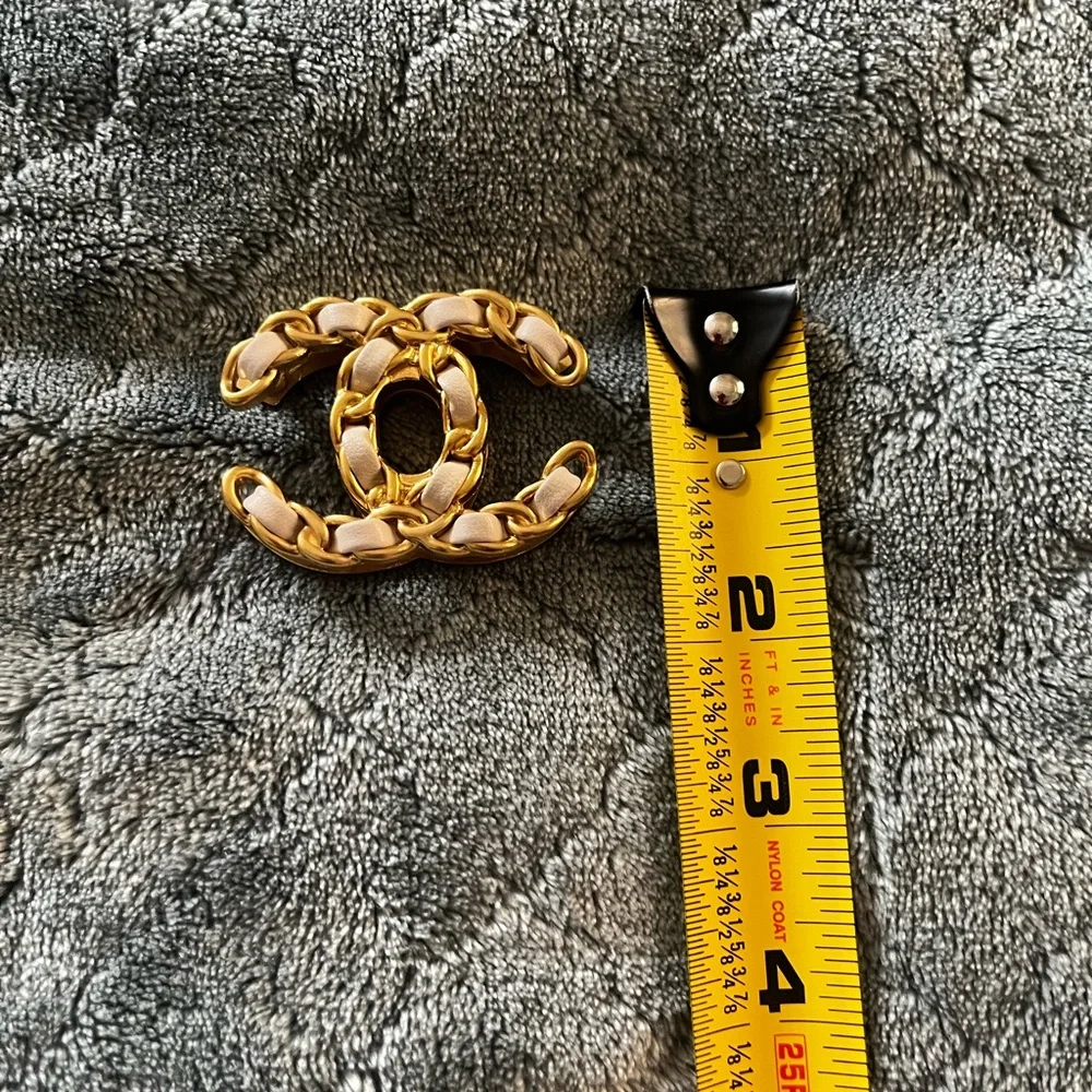 CHANEL Gold and Cream Interlocking‎ C Brooch